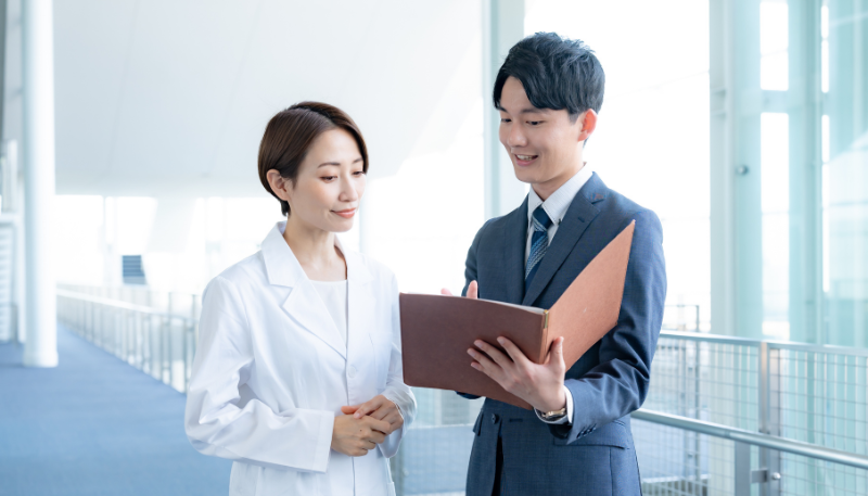 薬剤師と転職エージェントが話している写真