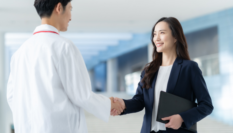薬剤師と転職エージェントが握手している写真