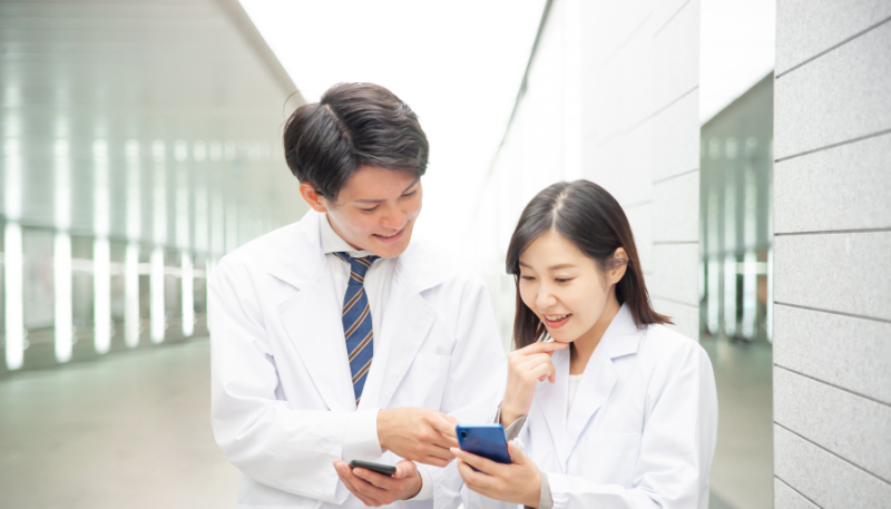 転職エージェント利用を検討している薬剤師2人の写真