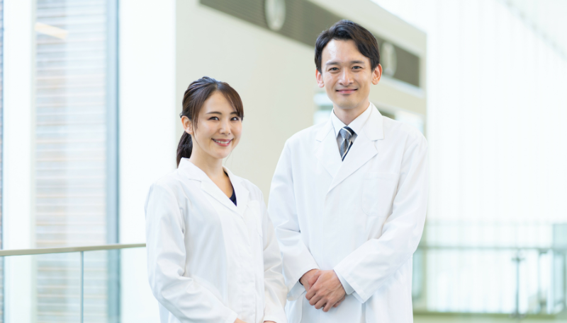 ファルマスタッフを利用する薬剤師2人の写真