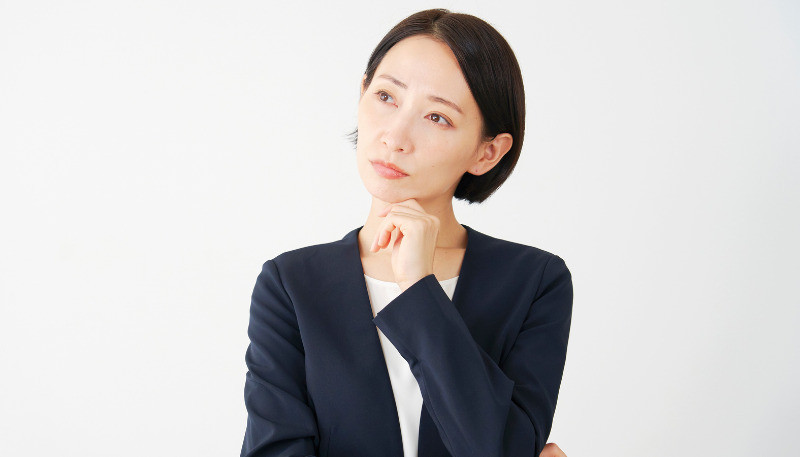 悩む薬剤師の女性