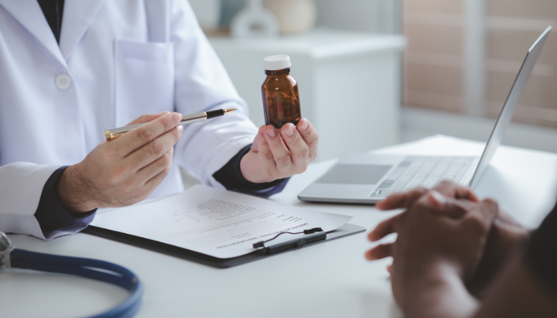 薬の説明をする薬剤師の様子