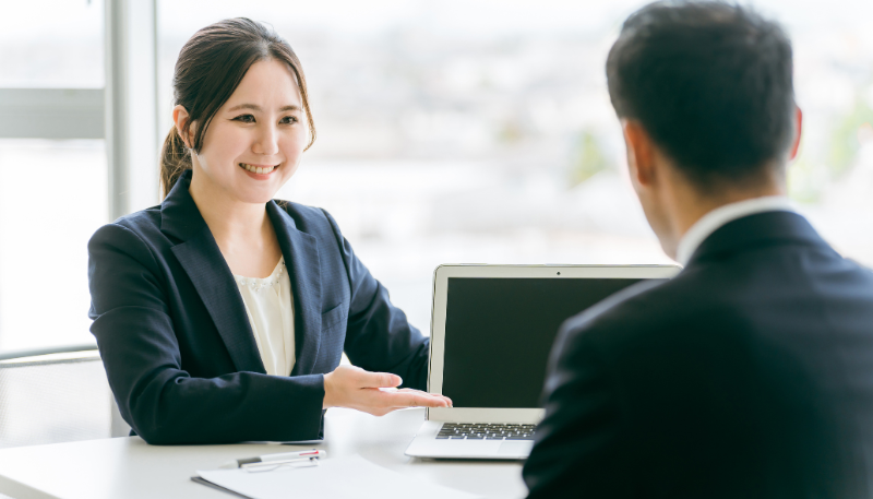 転職先の提案を受けている薬剤師の様子