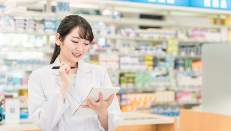 微笑みながら業務を遂行する薬剤師の様子