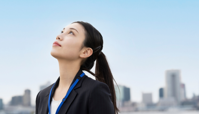 空を見上げる女性