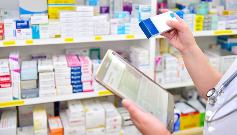 薬を持つ薬剤師の手