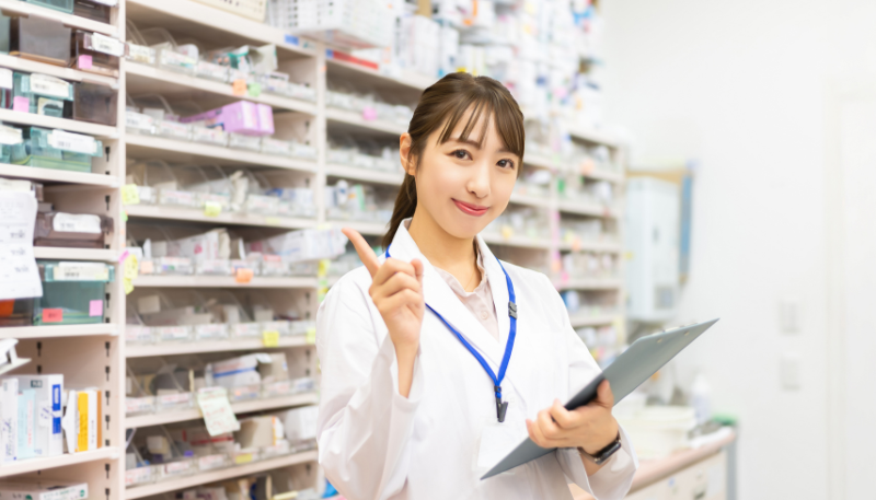 女性薬剤師が高年収と働きやすさを両立させるためのポイントを解説しているイメージの写真
