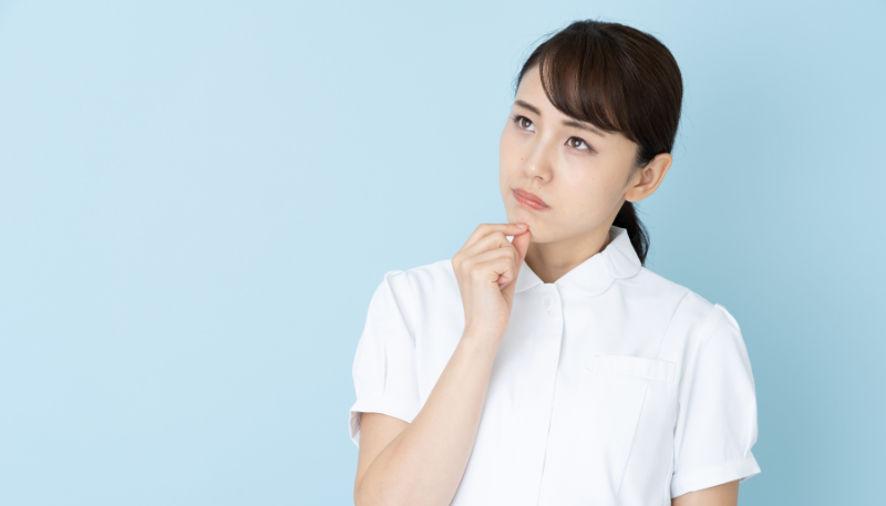 女性薬剤師が悩んでいる写真