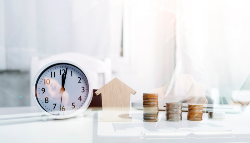 時間・家・お金が並んでいる画像