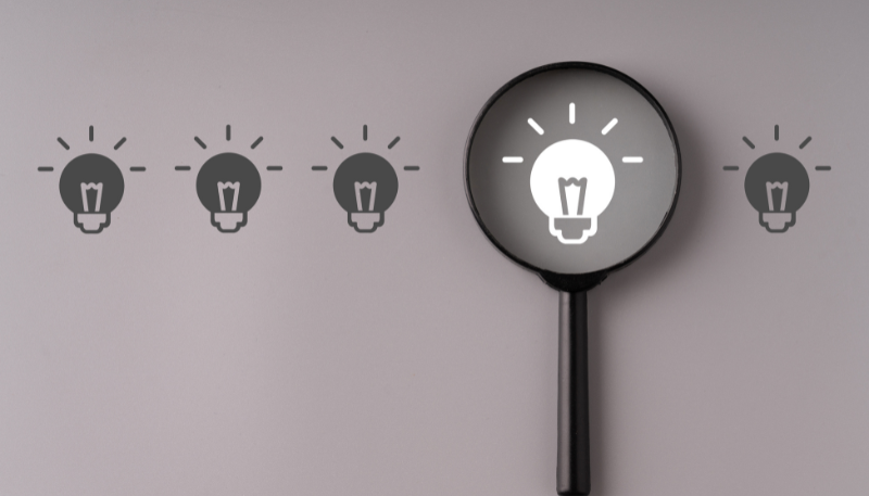 電球マークと虫眼鏡の画像