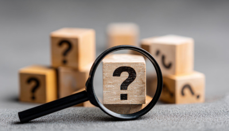 はてなの積み木をのぞきこむ虫眼鏡