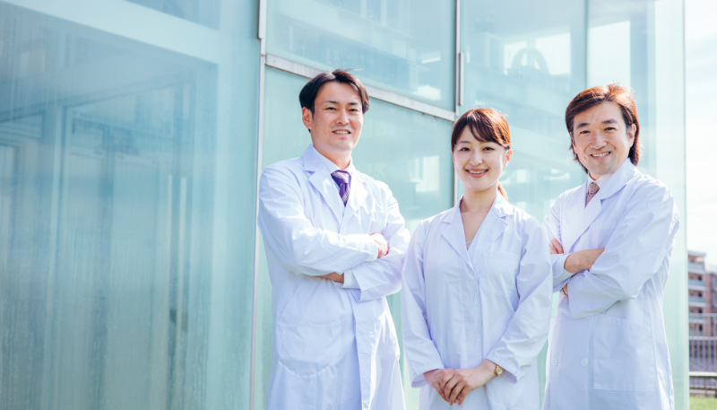 病院薬剤師と薬局薬剤師が並んでいる写真