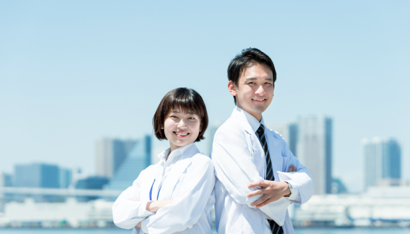 前向きにキャリアを歩む薬剤師2人のイメージ写真