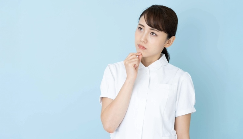 女性薬剤師が悩んでいる写真