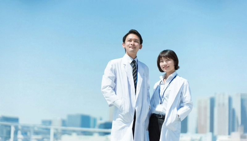 薬剤師の男女が正面を向いて微笑んでる写真