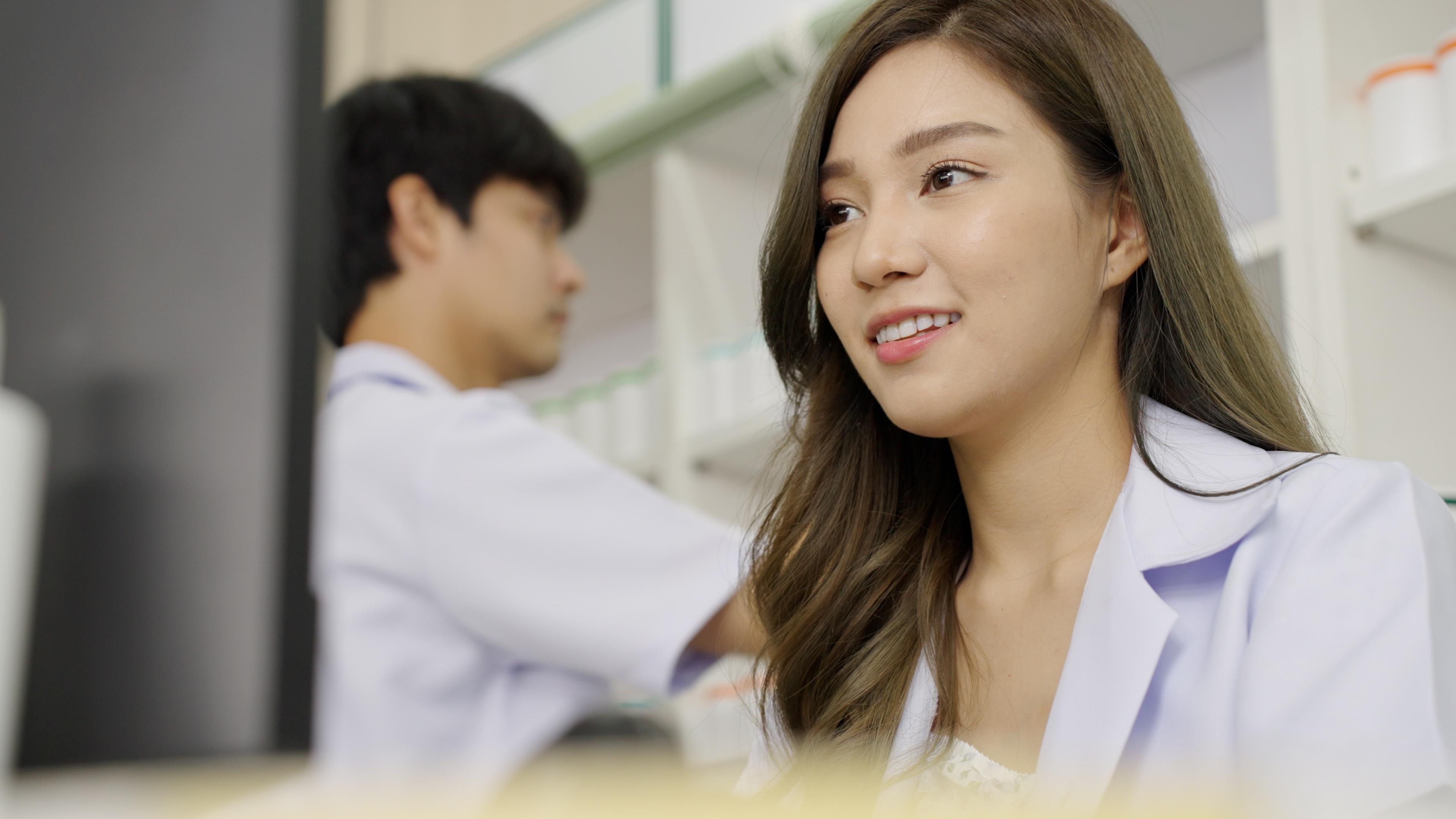 女性薬剤師の画像