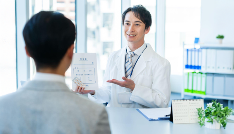 患者に薬について説明している薬剤師の写真