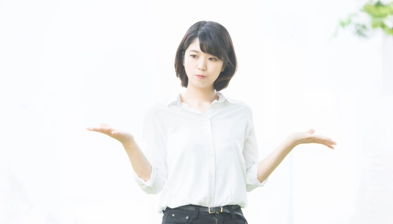 2択で悩む女性の写真