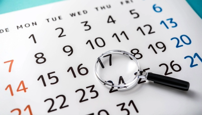 薬剤師の転職時期を想起させるカレンダーと虫眼鏡の写真