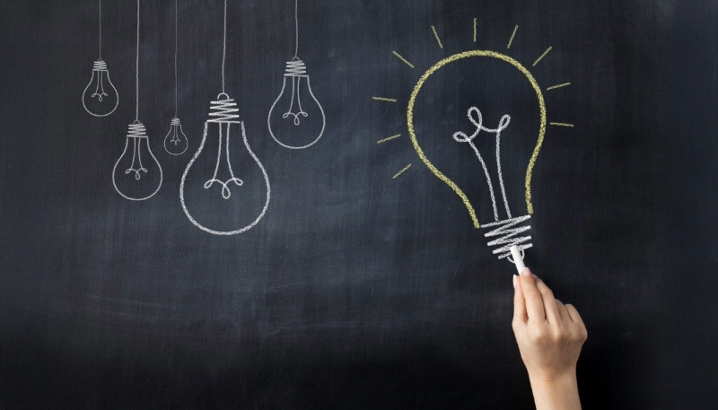 ポイントを想起させる電球の絵がかかれた黒板の図