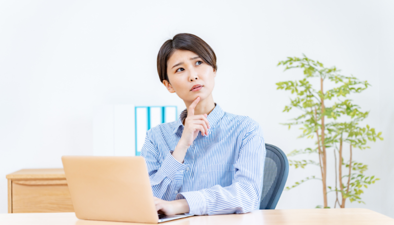 悩む女性の画像