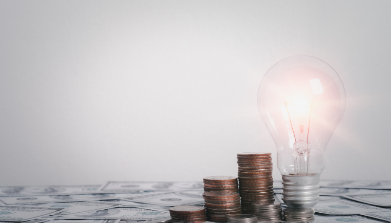 電球とお金の画像