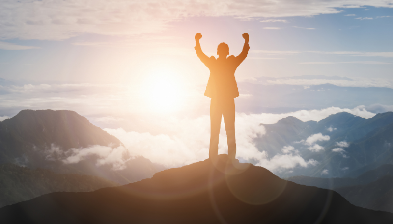 山頂にいる男性の画像