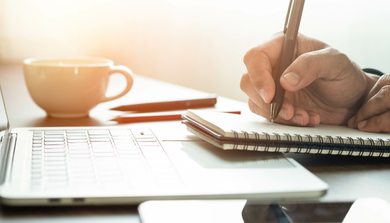 メモをとる人の画像