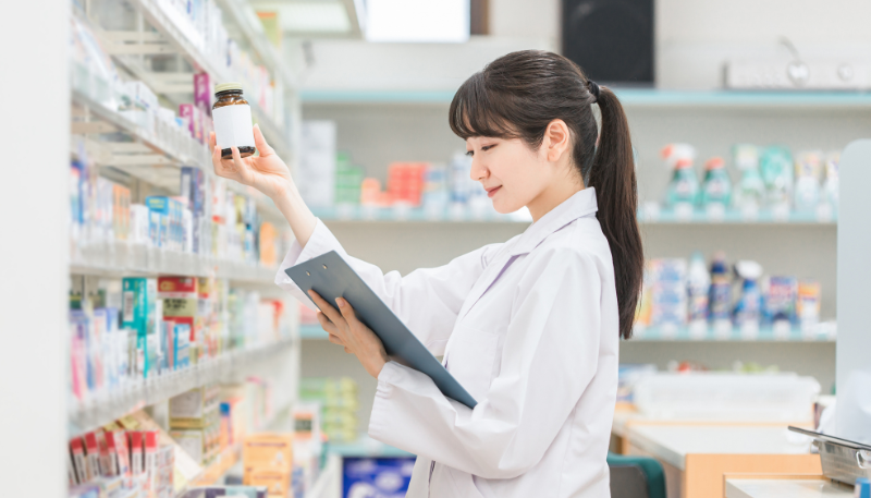 調剤薬局で働く女性薬剤師の写真