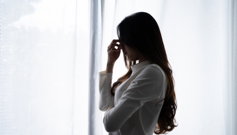 悩む女性