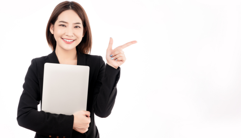 ポイントを示す女性