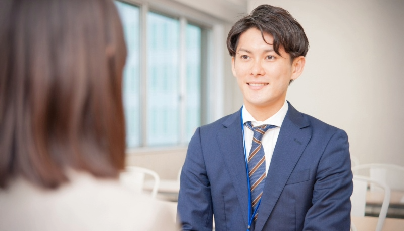 面接に臨む男性