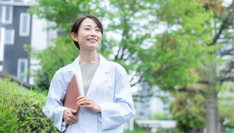 笑顔で空を見上げる女性