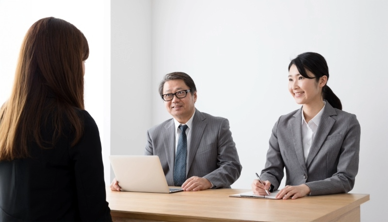 質問をする面接官