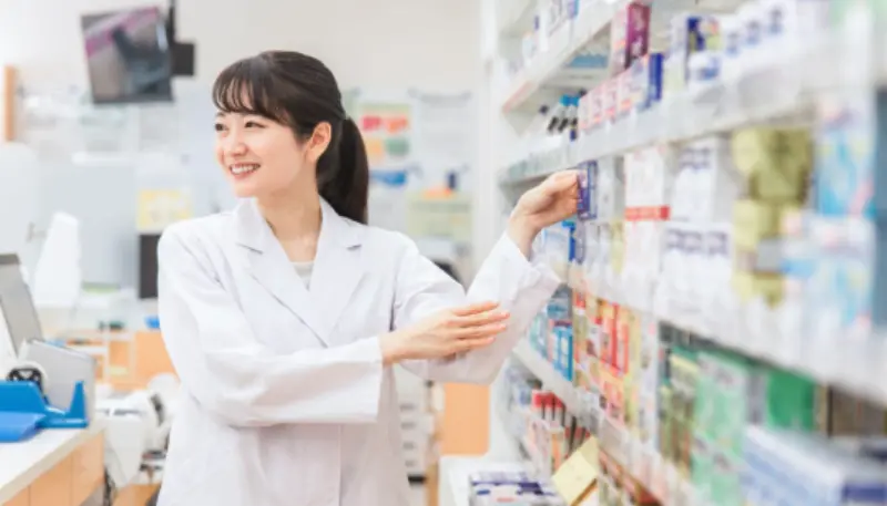 調剤薬局で薬を取る薬剤師の女性