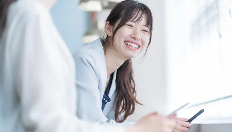 ドラッグストア薬剤師が微笑んでいる写真