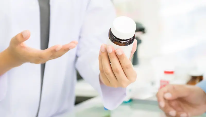 ドラッグストアで医薬品の説明をする薬剤師