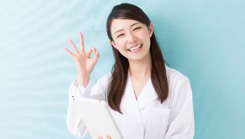 笑顔の薬剤師の女性
