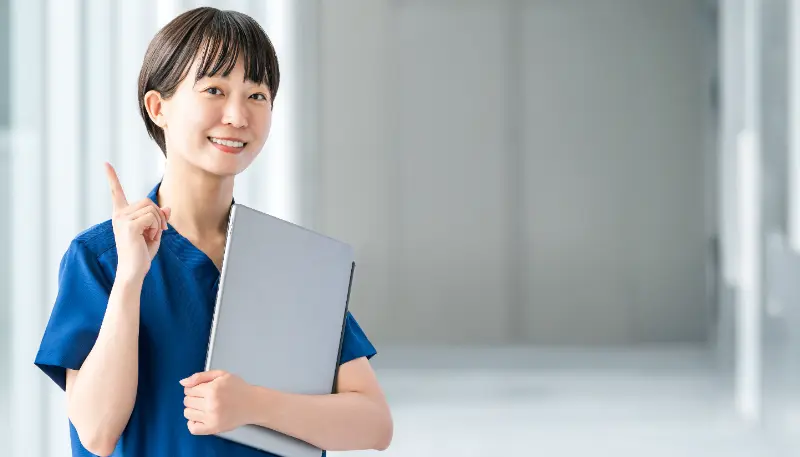 病院薬剤師が指を立てている画像
