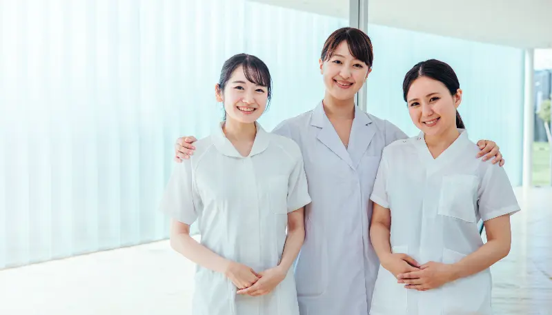 病院薬剤師3人の画像