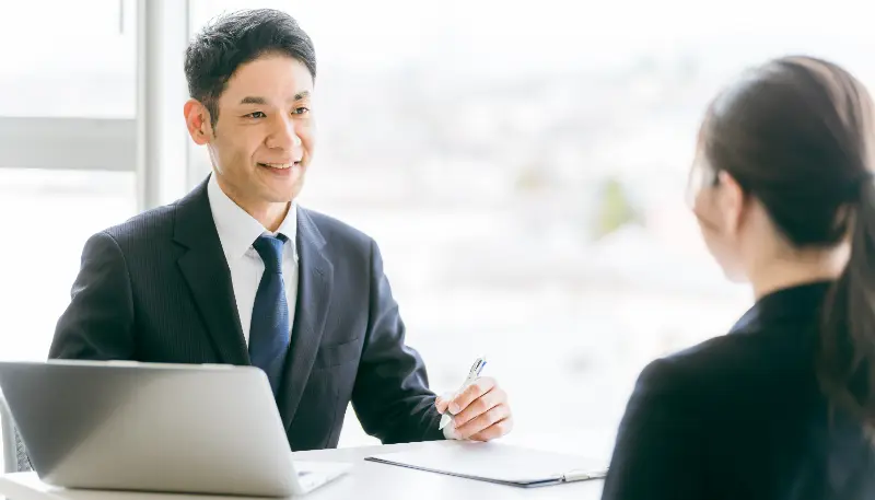 中小薬局の採用担当者が大手薬局出身者を見ている様子