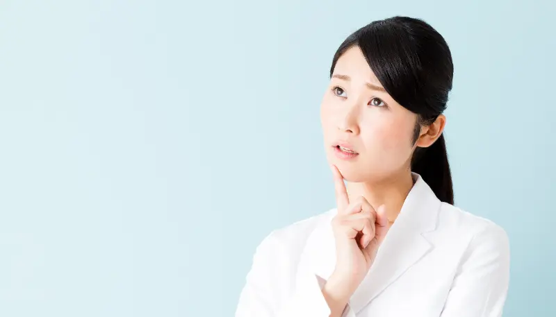 悩んでいる様子の薬剤師