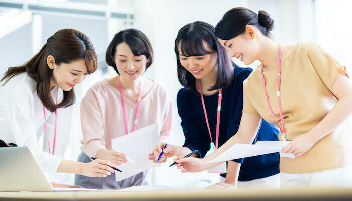 会話する女性たちのイメージ