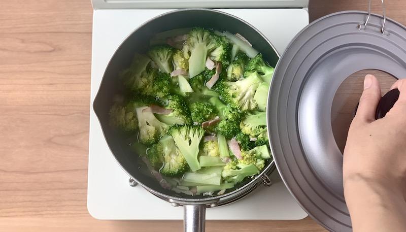 ブロッコリーとベーコンのくたくた煮