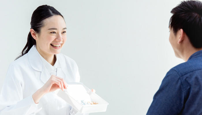 薬を渡す薬剤師のイメージ