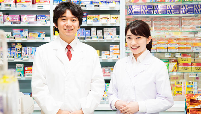 ドラッグストアのレジに立つ男女の薬剤師のイメージ