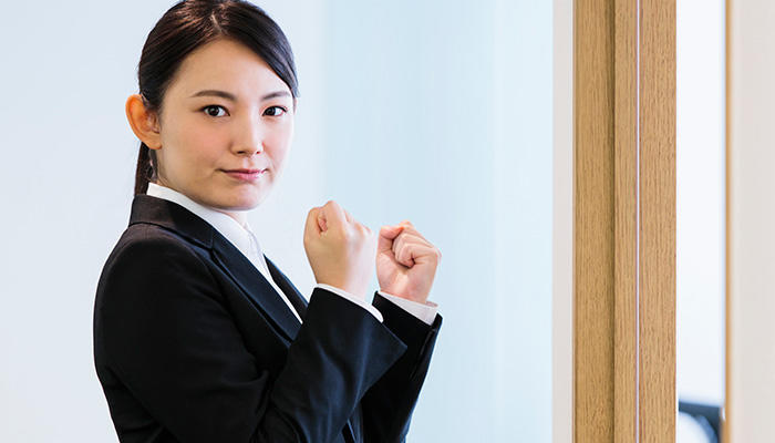 面接後にガッツポーズをする女性薬剤師のイメージ