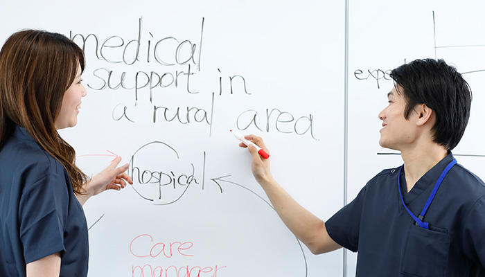 英語でコミュニケーションをとる薬剤師のイメージ