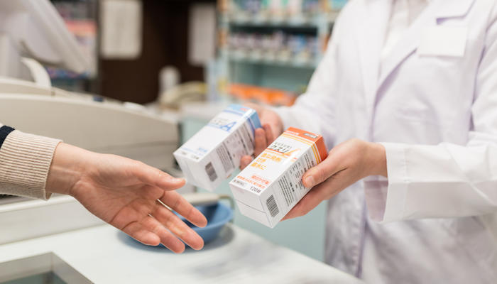 2種類の薬を手渡すイメージ