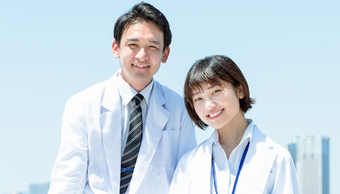 微笑む男女の薬剤師イメージ